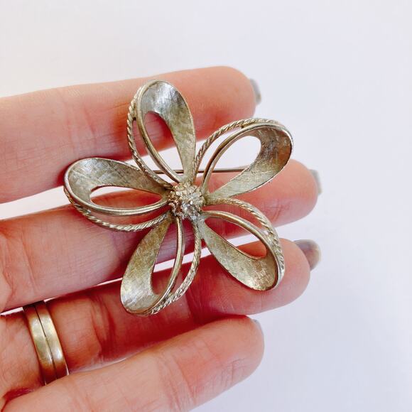 VTG Signed ART Silvertone Brooch, Mid Century Mod Floral Textured Petal Pin - Picture 2 of 9